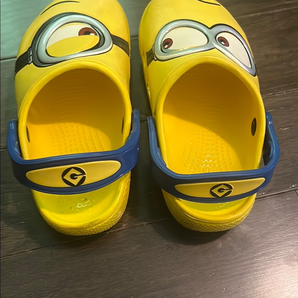 Kids Minion Yellow Crocs 11C - Picture 7 of 12